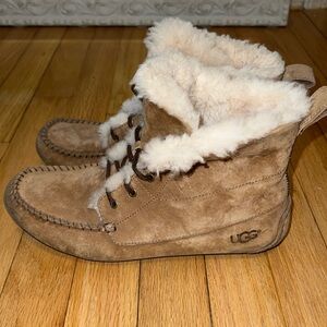 Womens Ugg Chickaree Moccasins in Chestnut
